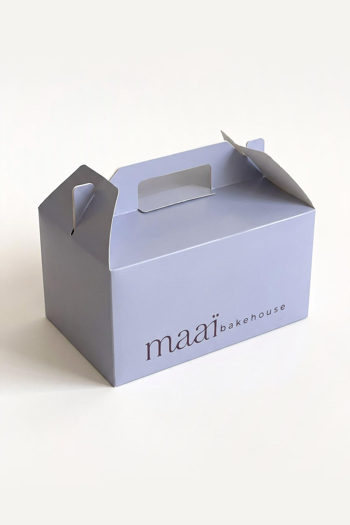 The lilac maaï bakehouse gable box with its carry handle, which the gift comes in